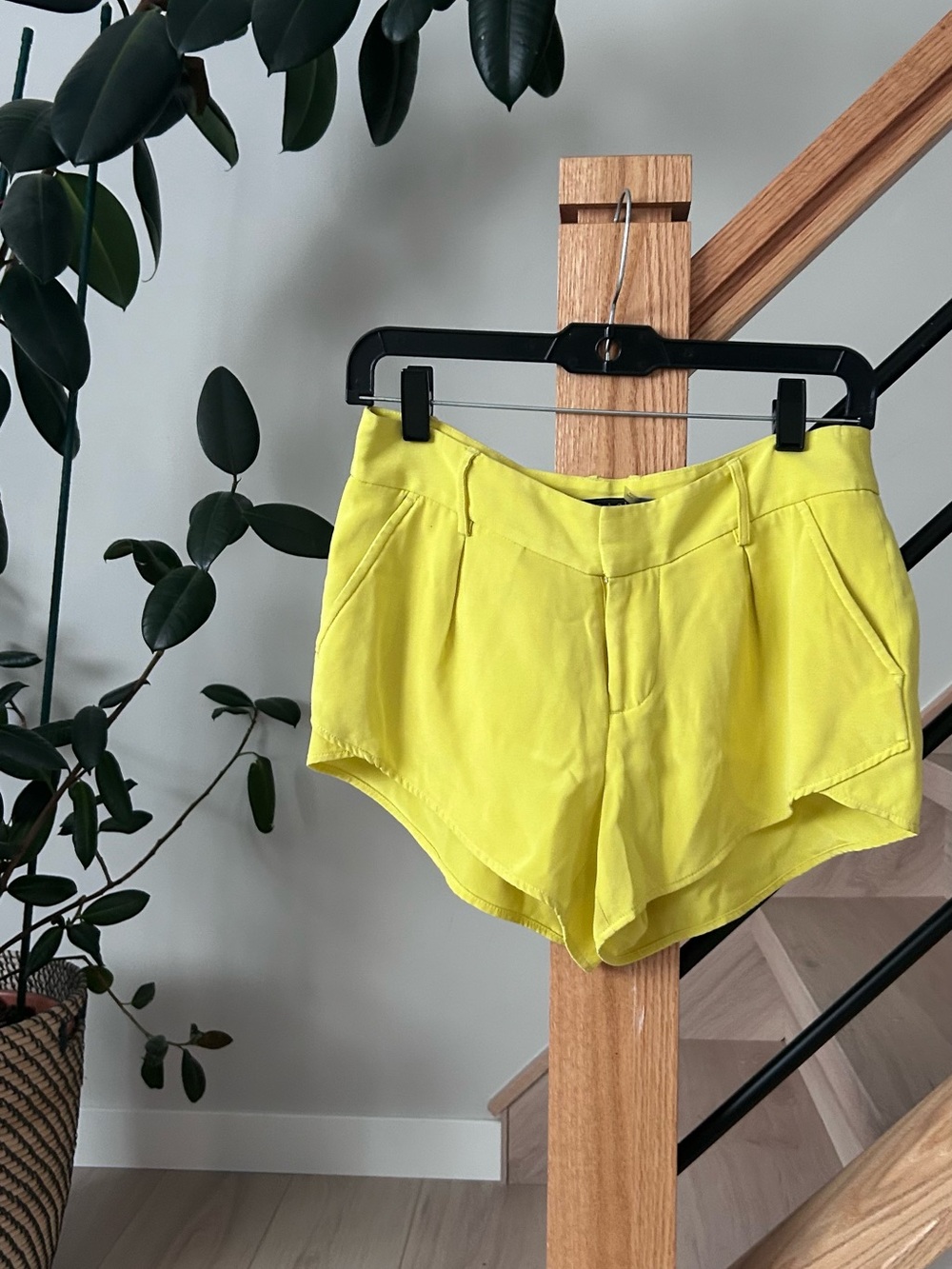 Alice + Olivia Women's 100% Silk Bright Yellow Shorts size 2